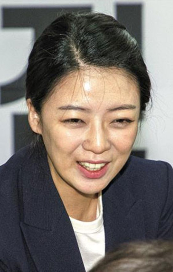  배현진 접대 성공 전략, 사진 생얼 얼굴 몸매 프로필 미모 학교 가족 나이 성형 셀카, 오징어 말레이 조명창고 사건, 잠실여신 수호신