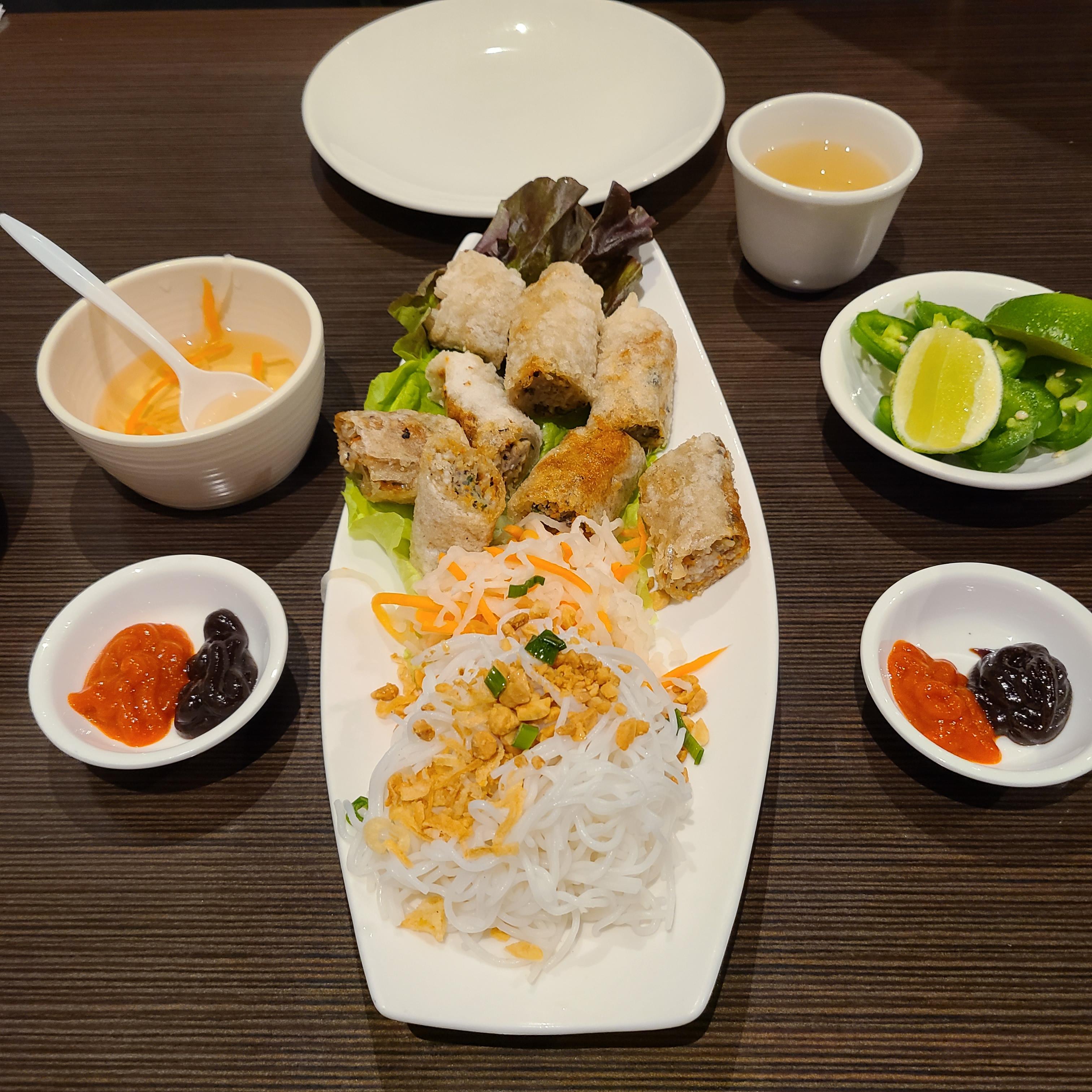 달콤한 소스와 곁들어 먹을 국수가 같이 나오는 임페리얼 롤 (Imperial rolls)