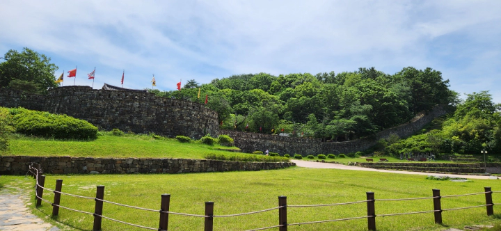 고창읍성 앞 잔디밭