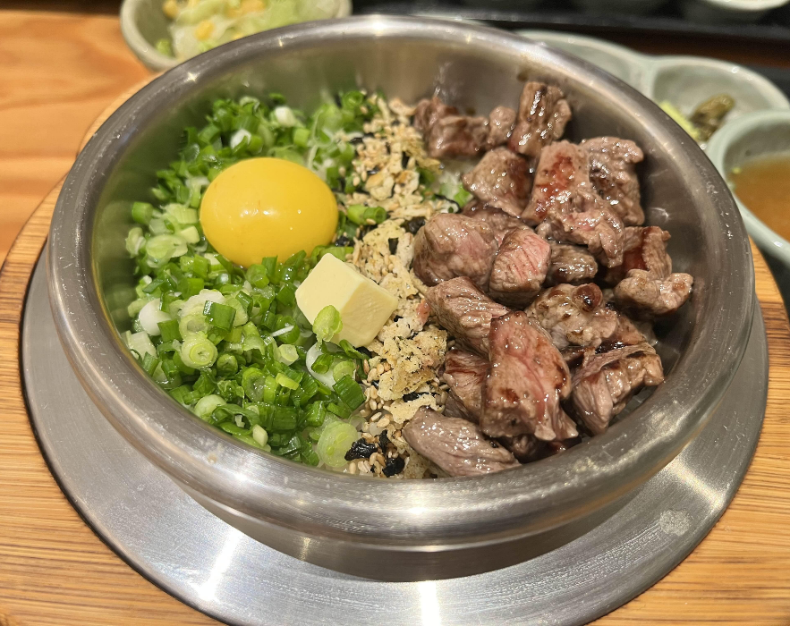 스테이크 솥밥 비주얼