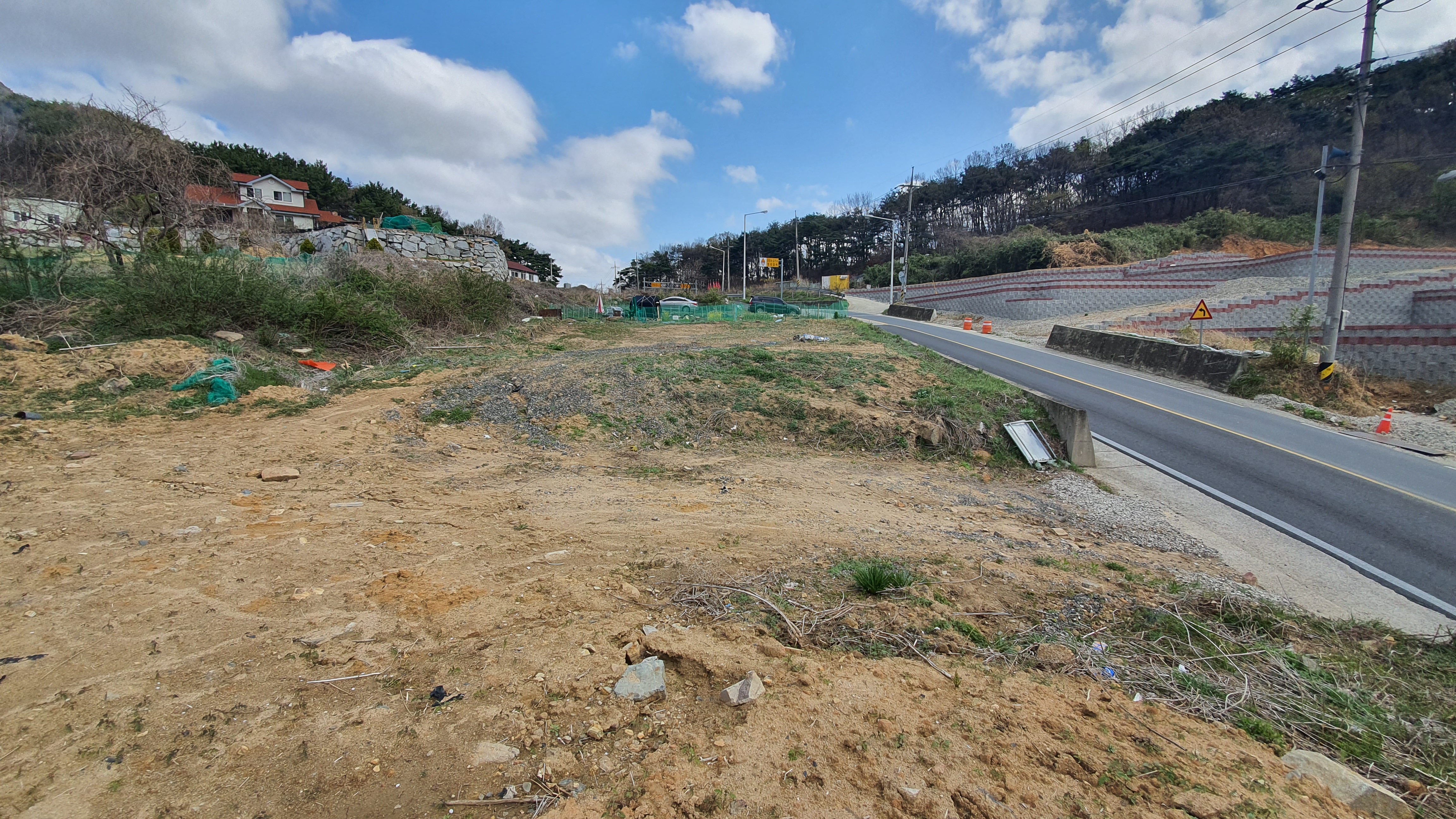  (땅나라 229번) 경남 북창원IC에서 14분거리, 남동향  도로접한 토지 2필지 매매합니다.  /  문의 055)585-0053