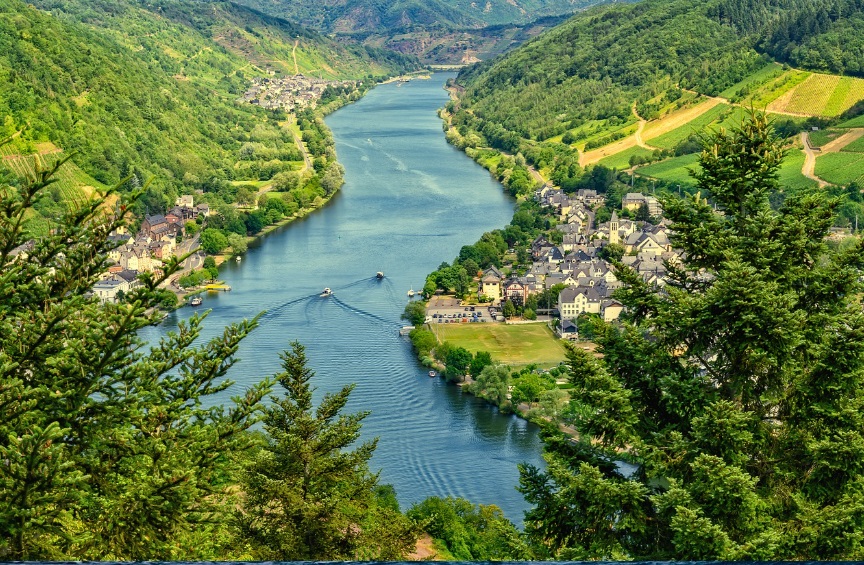 산과 강 사진