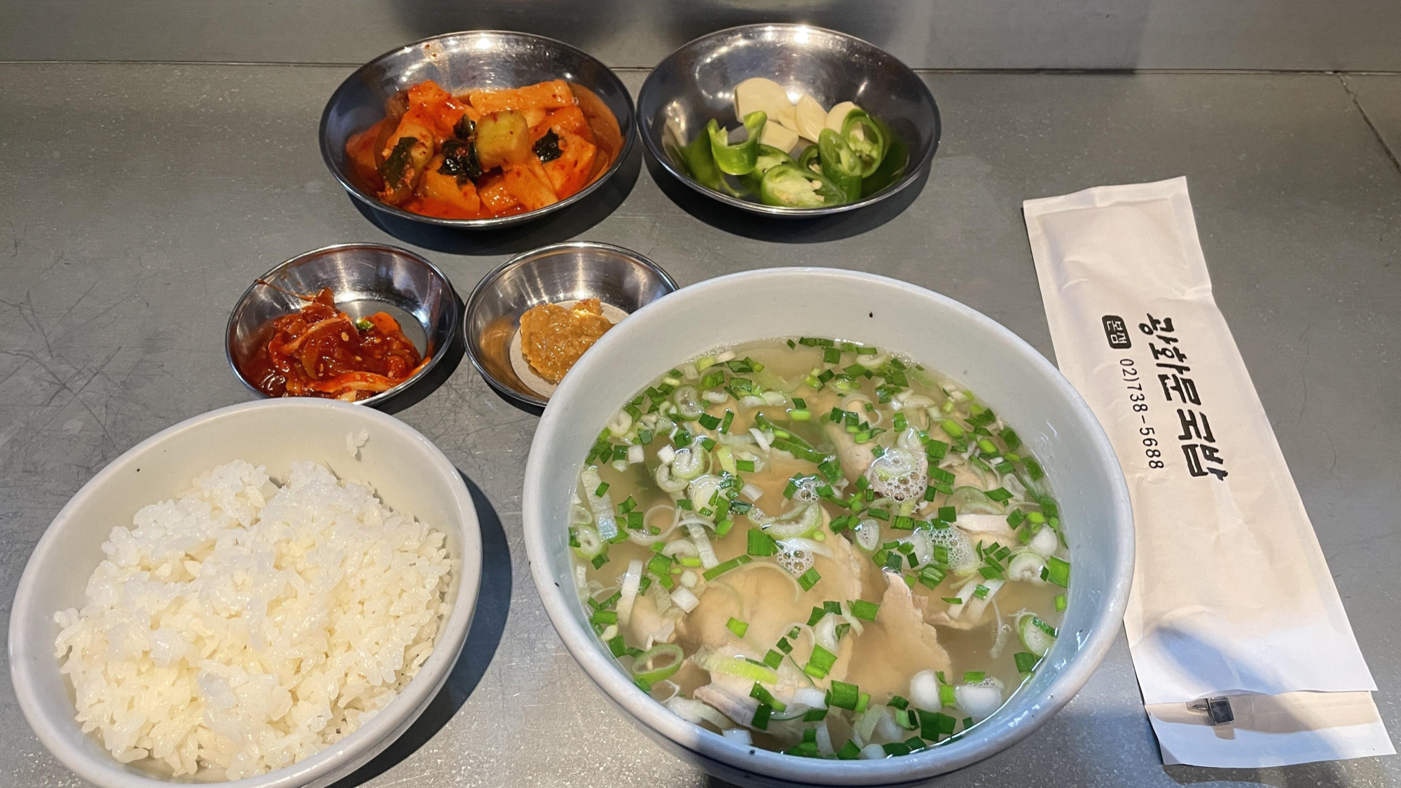 오징어젓갈-마늘&#44;고추-깎두기와-맑은-국밥