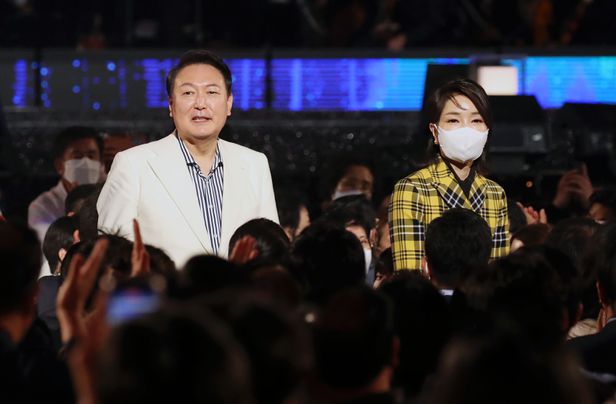  尹대통령 부부, 靑열린음악회 등장 청와대는 국민 여러분의 것 취임 후 처음 청와대 공간이 아주 잘 조성된 멋진 공원이고 문화재 개방 특별 행사에 총 37만7888명의 관람 인원 방문