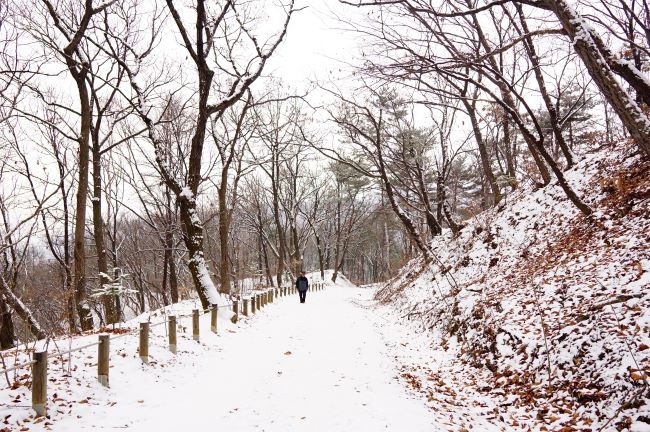 눈 쌓인 미끄러운 산길&#44; 남성 1&#44;