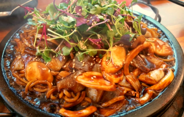 돌판-위에-짜장면