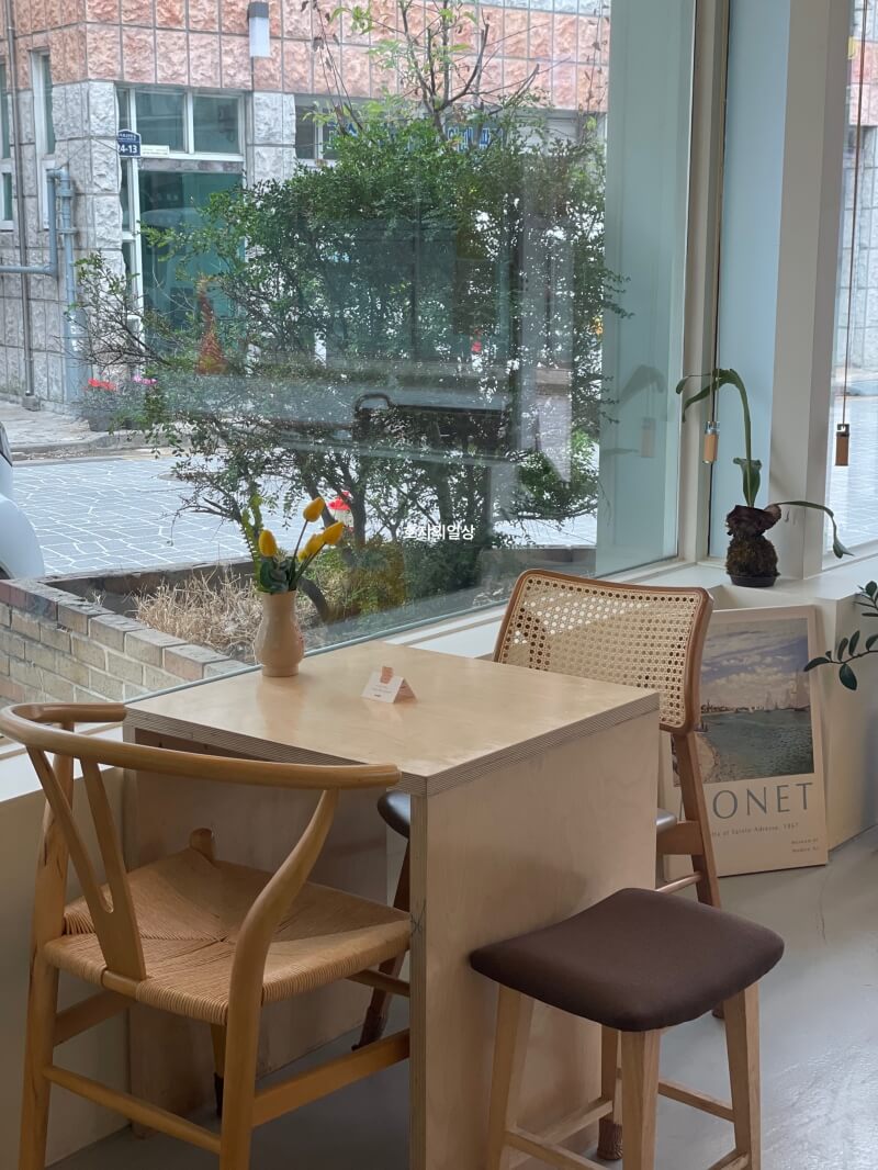 수원 브런치 카페 맛집 유유진진 - 매장 창가석