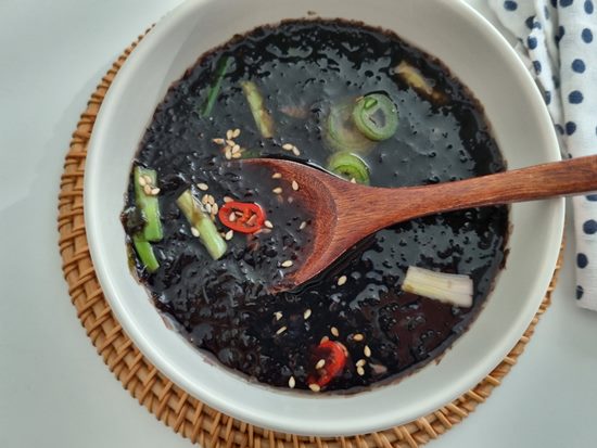 김국 나무젓가락 담그는 모습