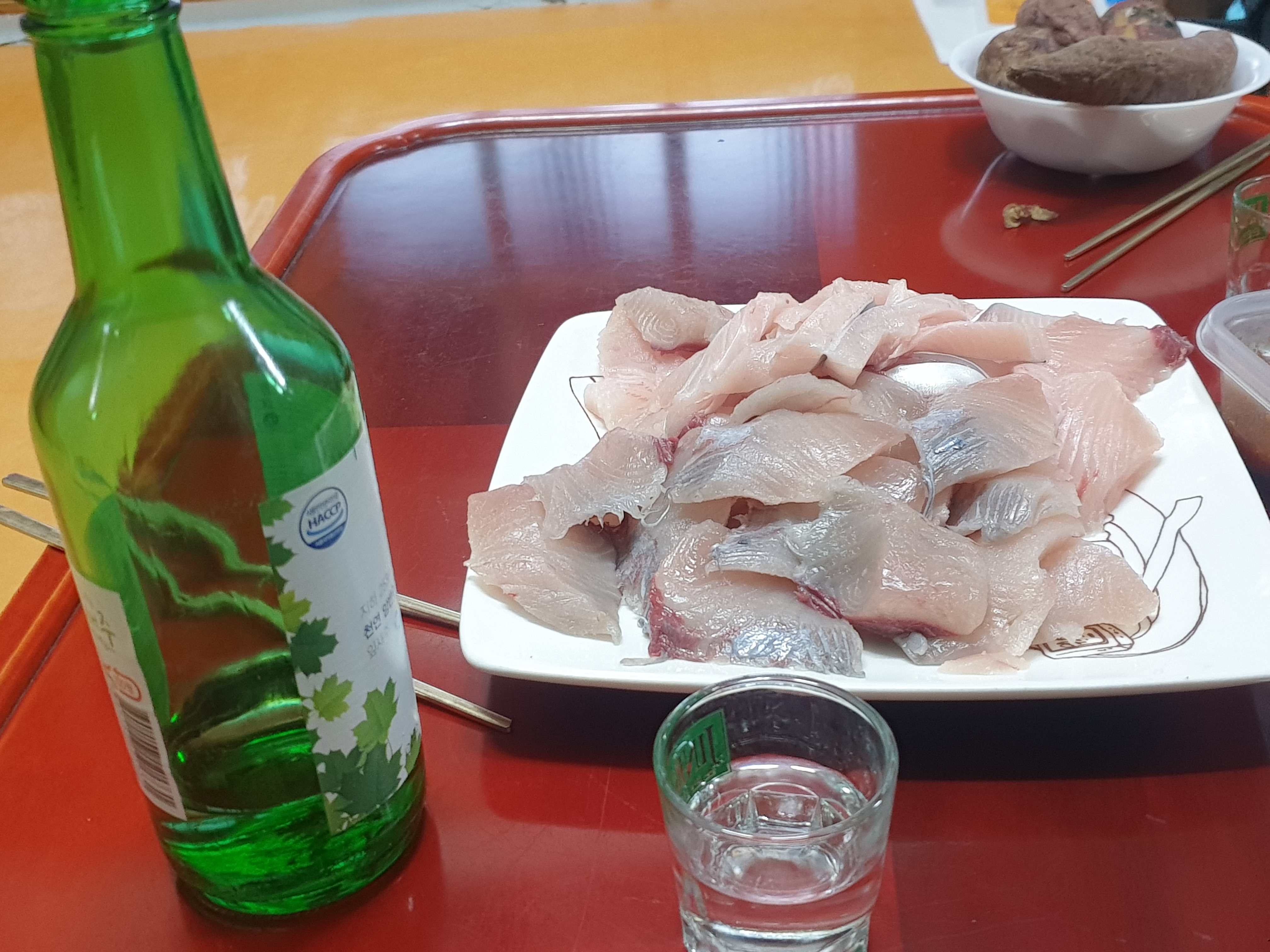  청산도 삼치회에 한잔 하시지요