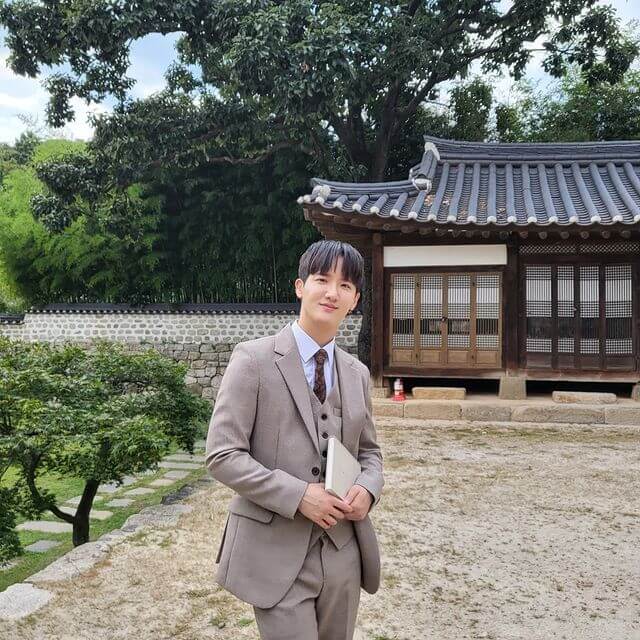 한옥에서 서있는 하동근