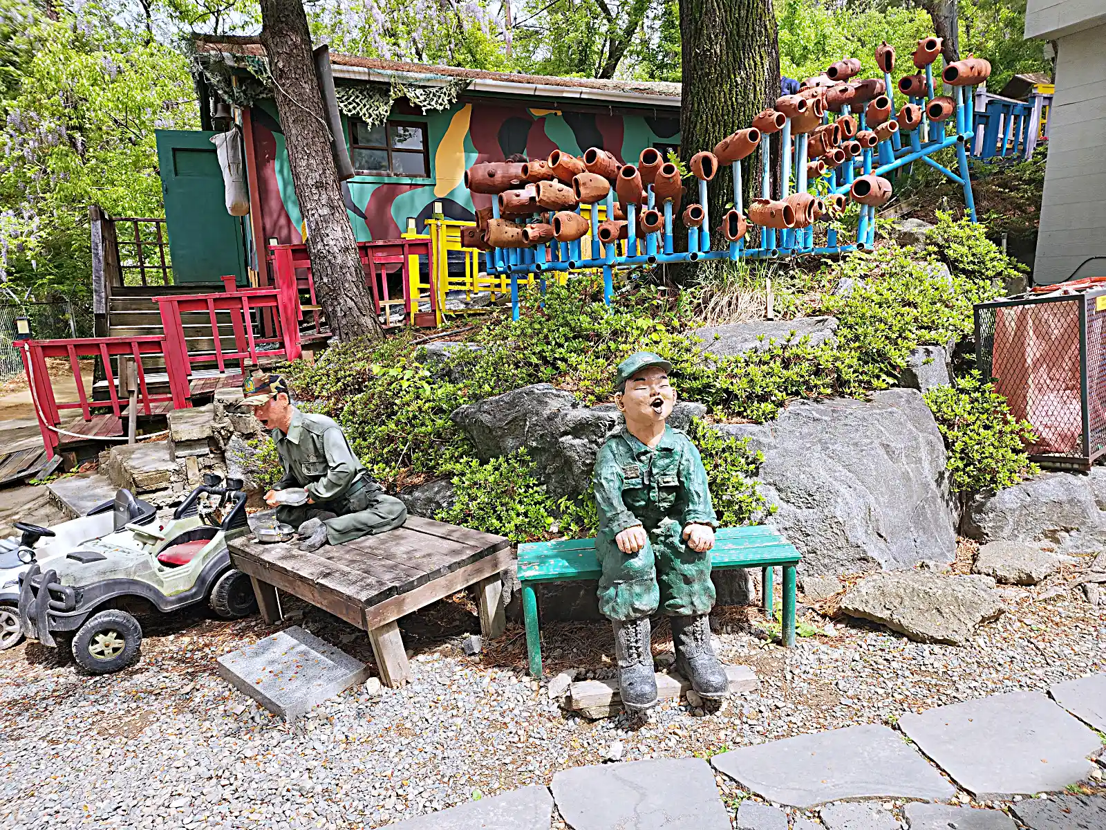 산책로-군인-이병-앉은모습