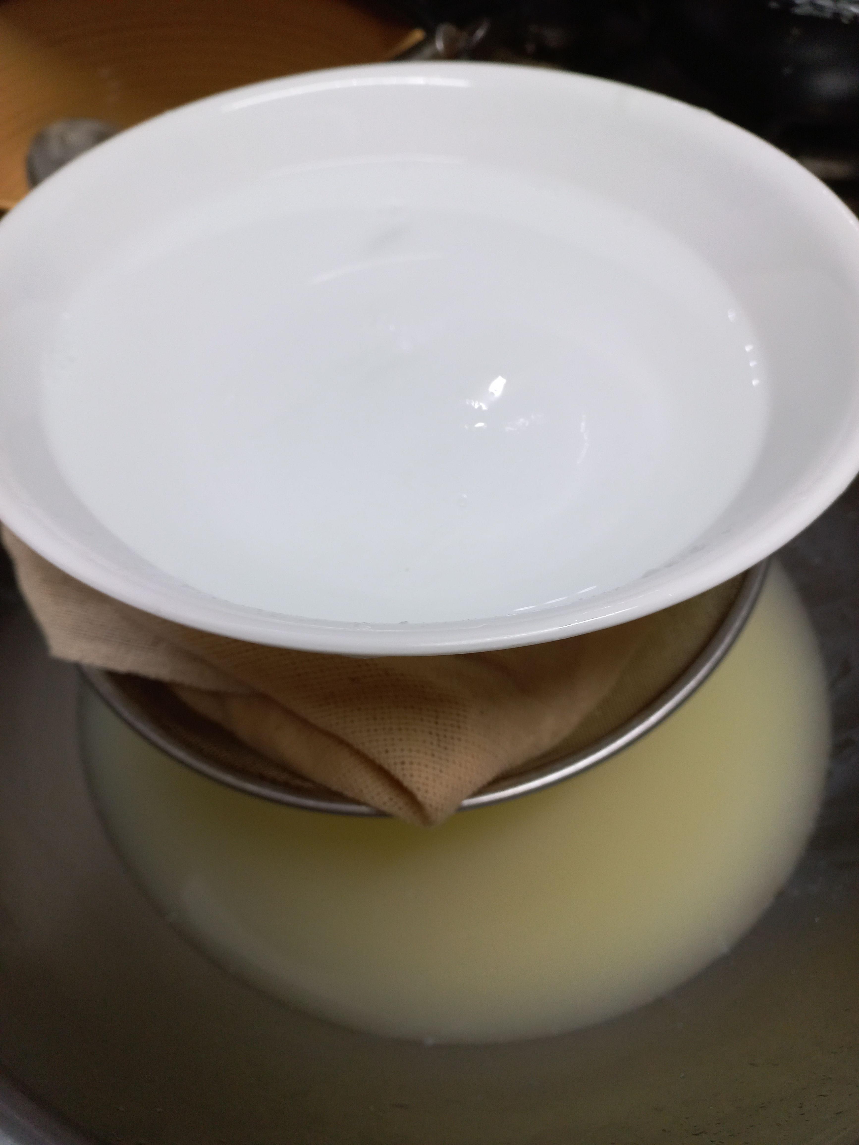 응고된 순두부에 물을 담은 무거운 그릇을 올려놓은 사진