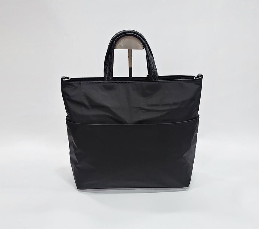 레슬리 토트백 크로스백 나일론 포코노 천 원단 소가죽 콤비 백 가방 bag 뒤편 사진 이미지.