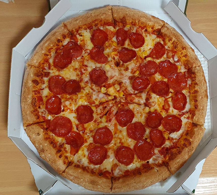 토핑추가한 페퍼로니 피자