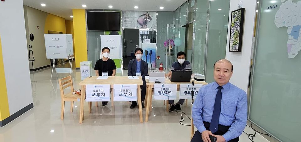 전주 더온누리교회(공동담임 정용비·김종홍 목사)가 '2020 직분자 선거'에서 전북에서는 최초로 온라인투표와 함께 현장투표를 가졌다 전주 더온누리교회(공동담임 정용비·김종홍 목사)가 '2020 직분자 선거'에서 전북에서는 최초로 온라인투표와 함께 현장투표를 가졌다