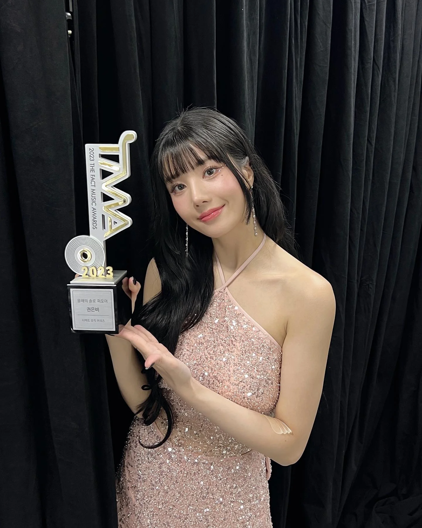 231010 TMA 더팩트 뮤직어워즈 권은비 반짝이 드레스 움짤 gif