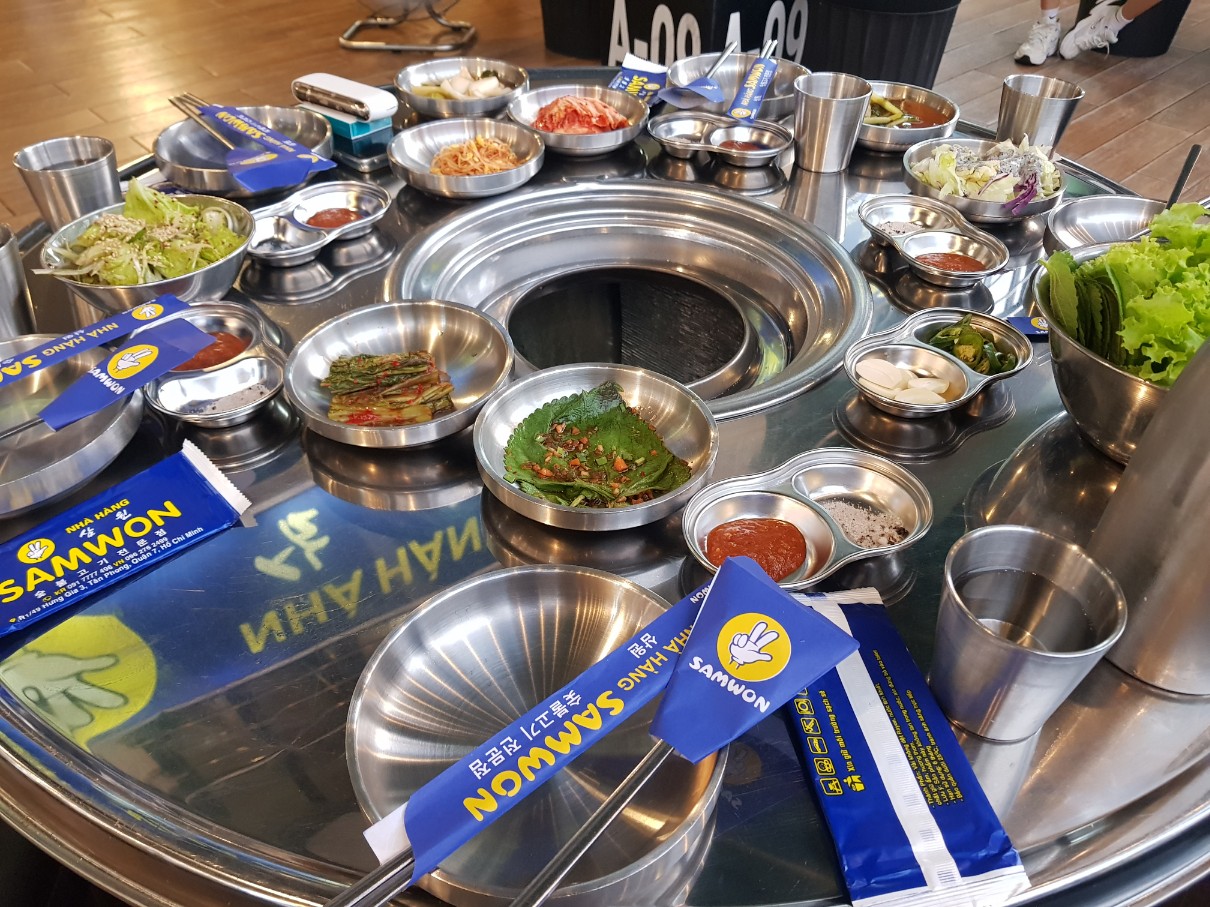 호치민 7군 푸미흥 소고기&#44; 막창 맛집 삼원숯불고기 - 테이블 세팅