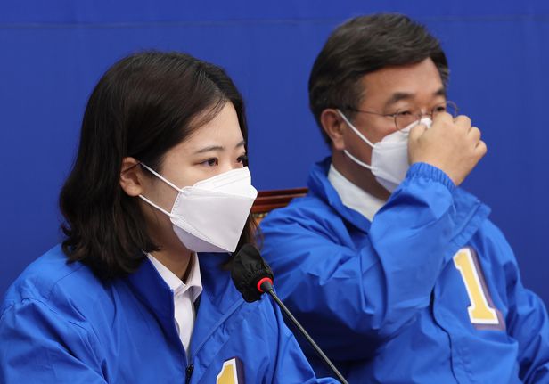  박지현, 연이틀 586퇴장 거론 윤호중, 책상 ‘쾅’ 치고 나가 윤호중 “이게 지도부냐” 전해철 “상의하고 발언하라” 박지현 “이럴 거면 날 왜 뽑았나” 비공개 회의서 고성 오가