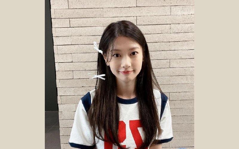 배우-정소민이-정면을-바라보고-있다