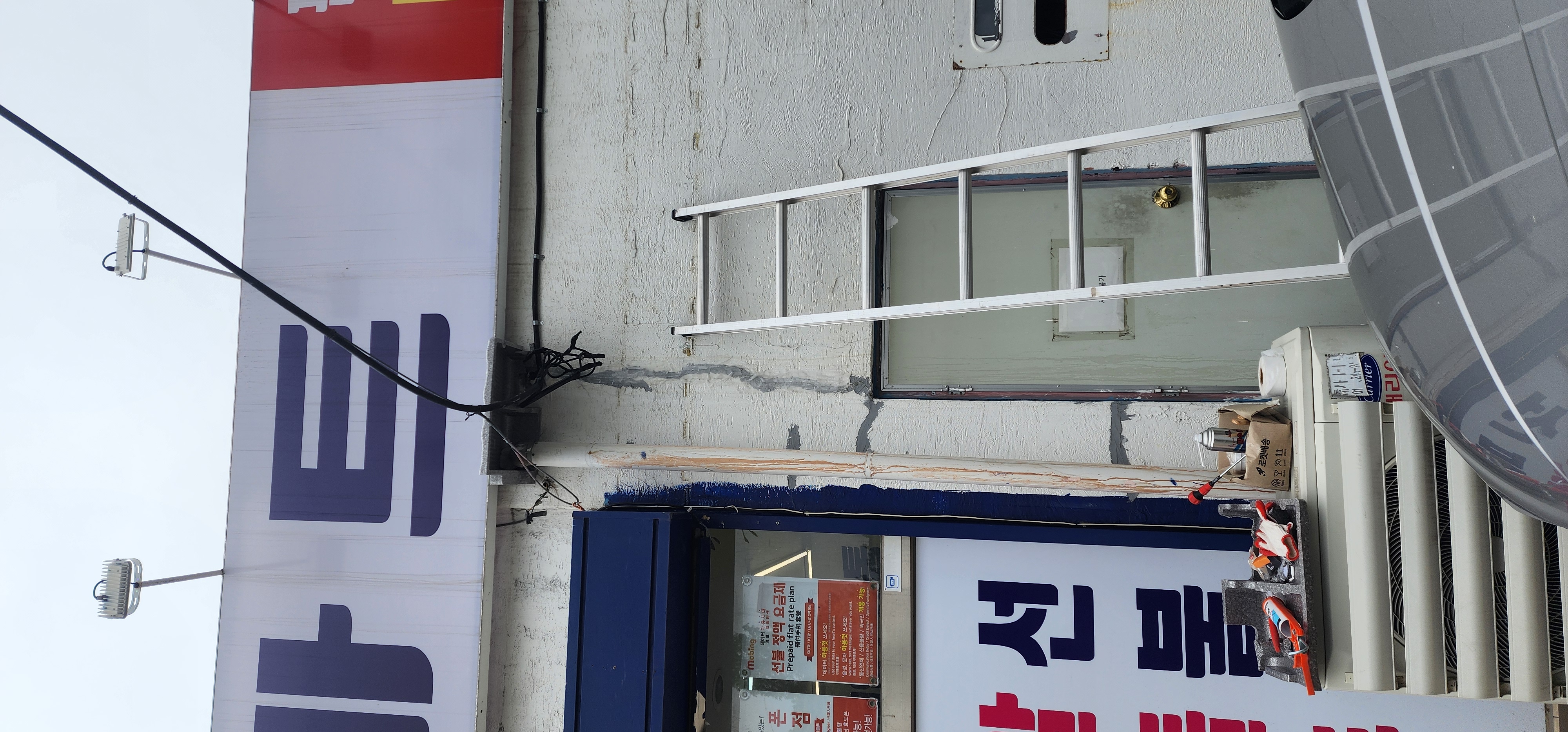 대략 4m 높이에 설치된 에어콘 덮개 및 사디라/시공 재료