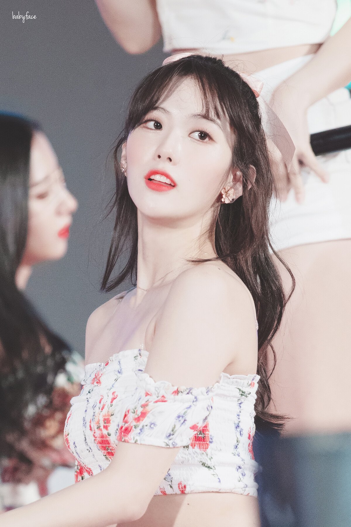  우주소녀 루다 꽃무늬 오프숄더 의상