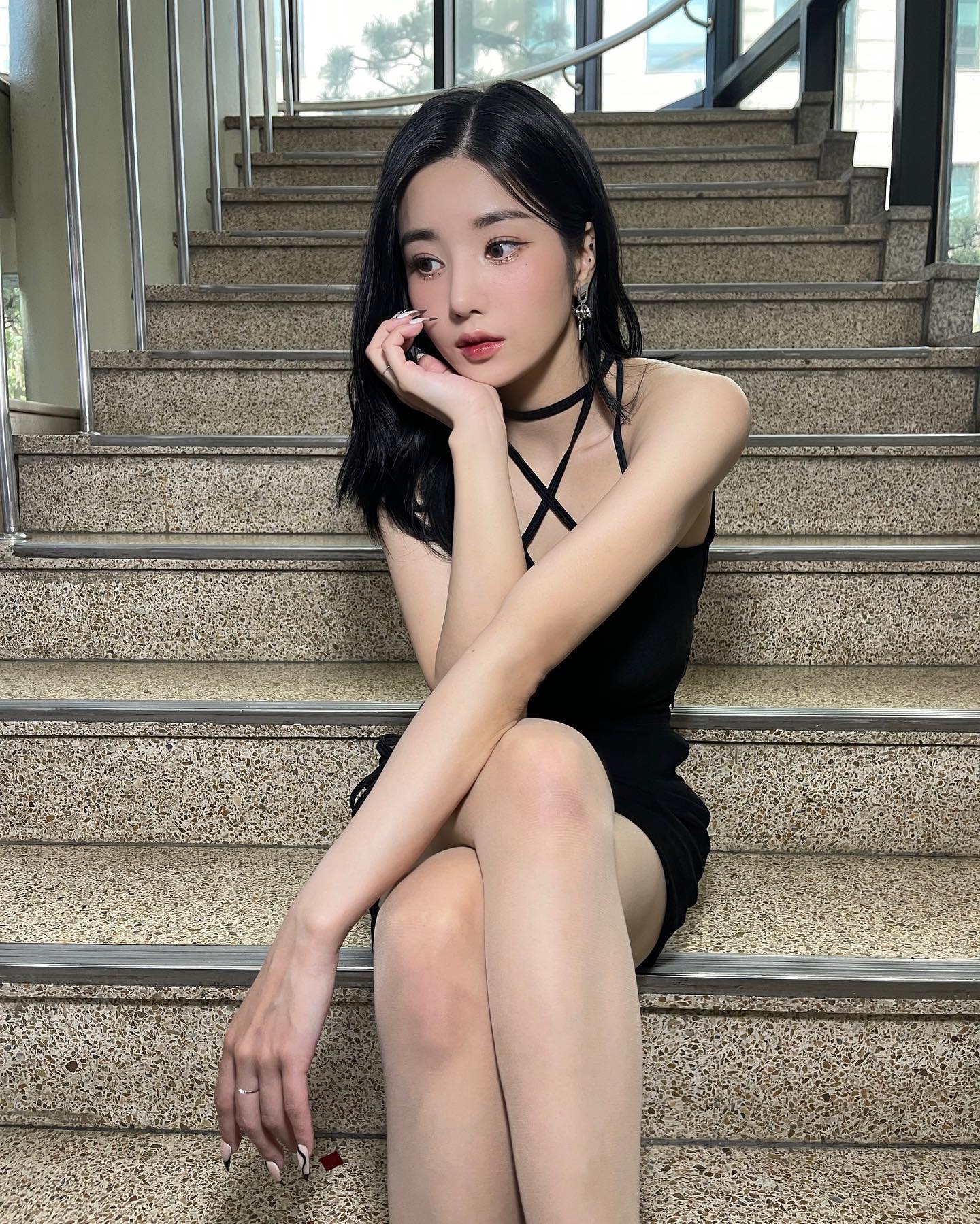  뮤뱅 포토존 계단 손잡이 안으로 들어간 권은비