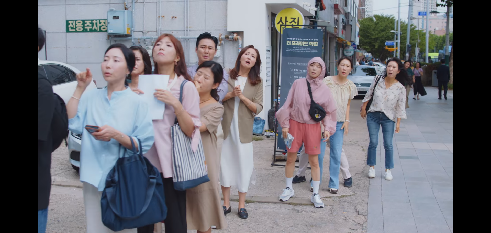 최치열 강의 등록을 위해 줄을 선 남행선 