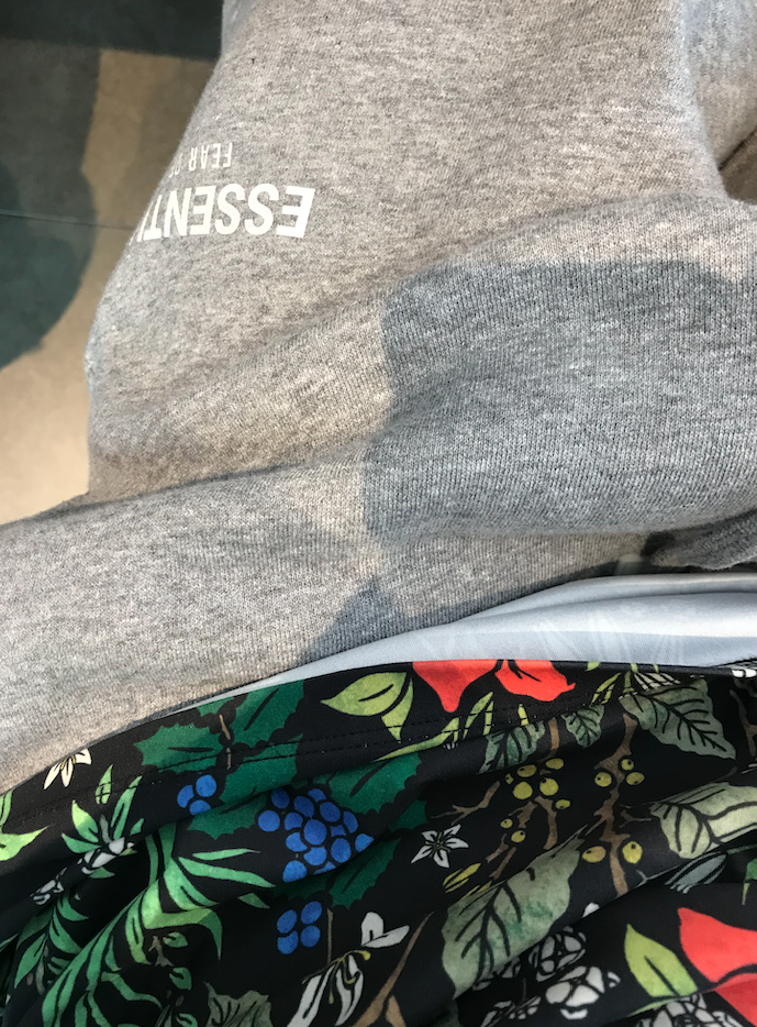 에센셜 스웻 쇼츠(ESSENTIALS Grey Reflective Logo Sweat Shorts ) 구매 후기 및 실착 Feat. 스투시 반팔 (STUSSY TIKI TRIBE TEE)
