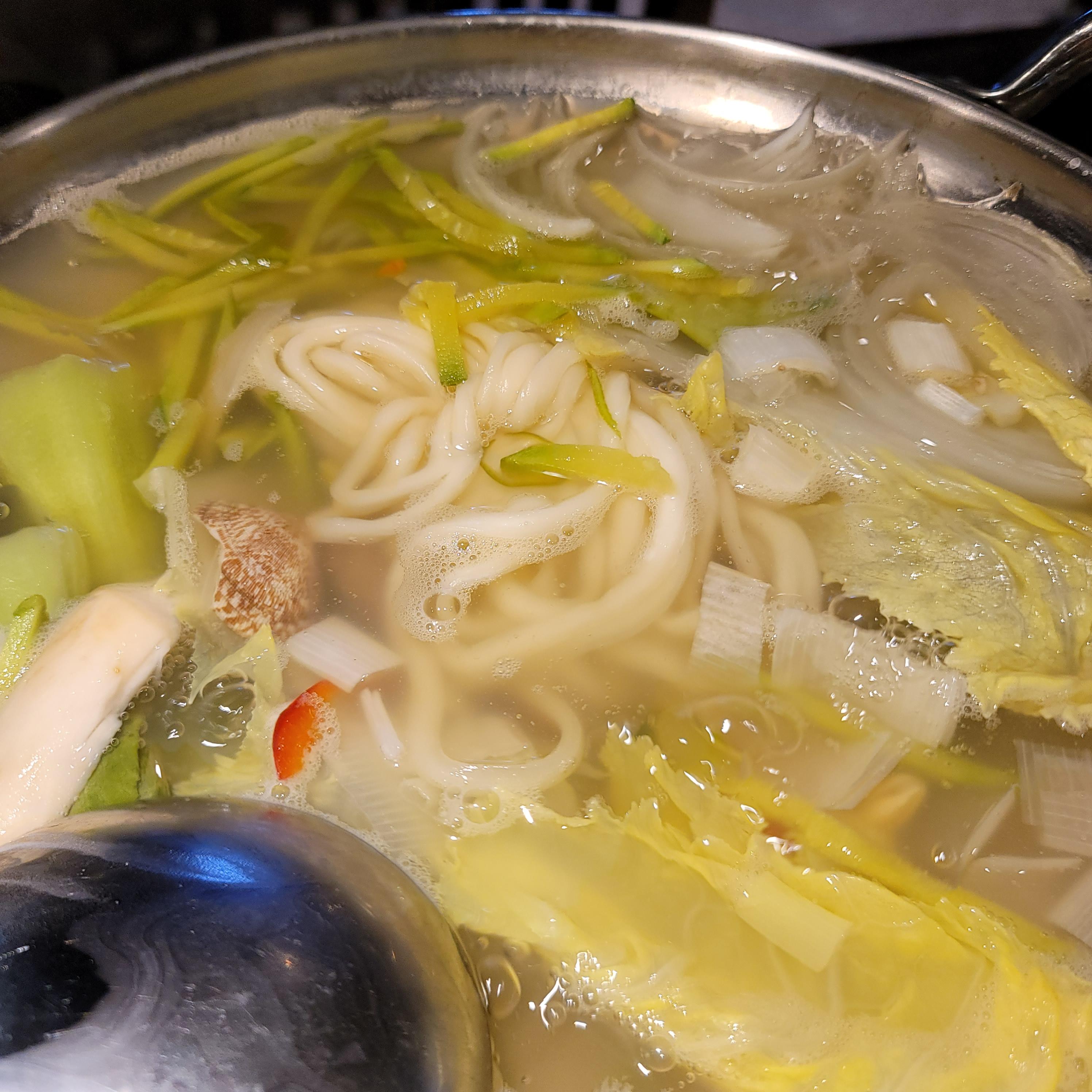 클램차우더에 칼국수사리 추가