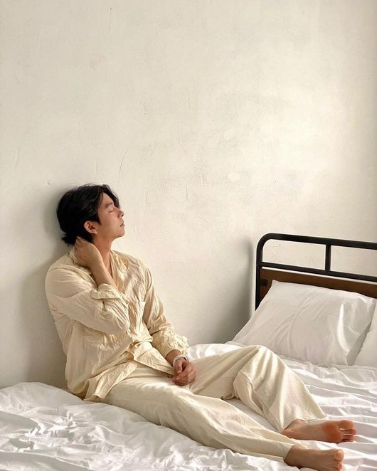  공유, 세상 혼자 사는 분위기...발가락까지 잘생김! [사진]