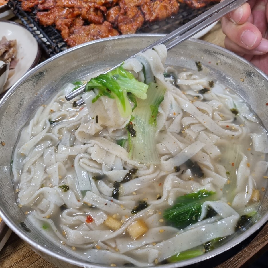 돼지 칼국수 이미지