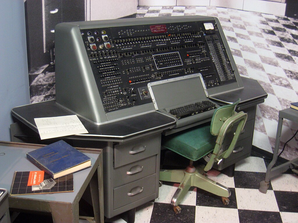 초기 컴퓨터는 사용자 제어탁으로 컴퓨터에 명령을 입력해야 했다