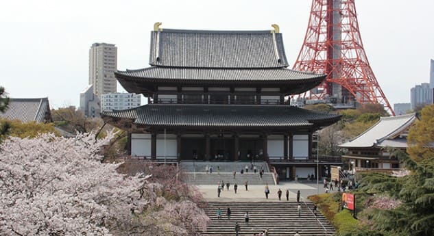 일본의 전통 전각이 보이고 주위로 벚꽃 나무 및 도쿄 타워의 하층부가 일부 보인다