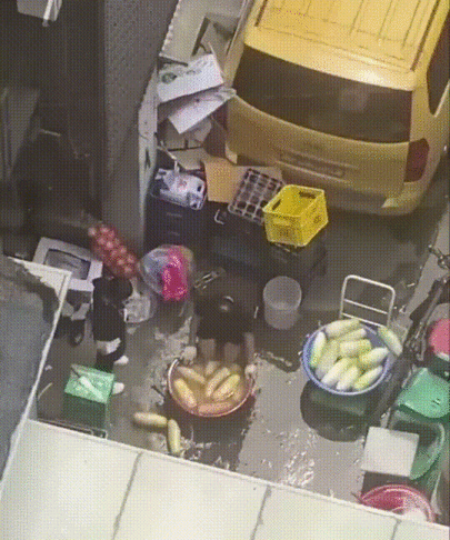  위생  논란 무 세척 수세미로 발바닥 닦은 '방배족발'