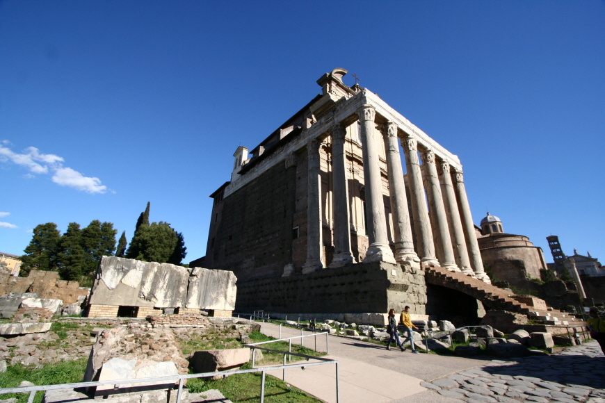 로마-포로로마노-토니누스와-파우스티나신전