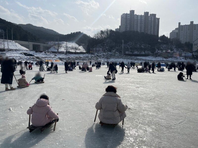 강원 홍천 홍천강 꽁꽁 축제 - 무료 얼음 놀이터 모습