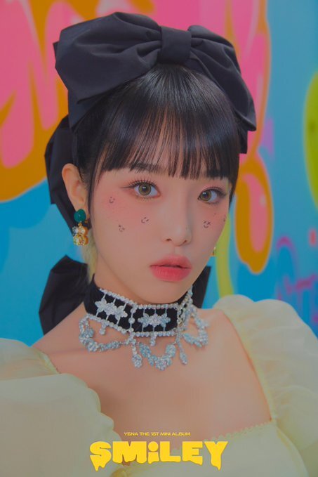  최예나, 솔로 데뷔 앨범 '스마일리' 트랙리스트 공개...비비 피처링 참여
