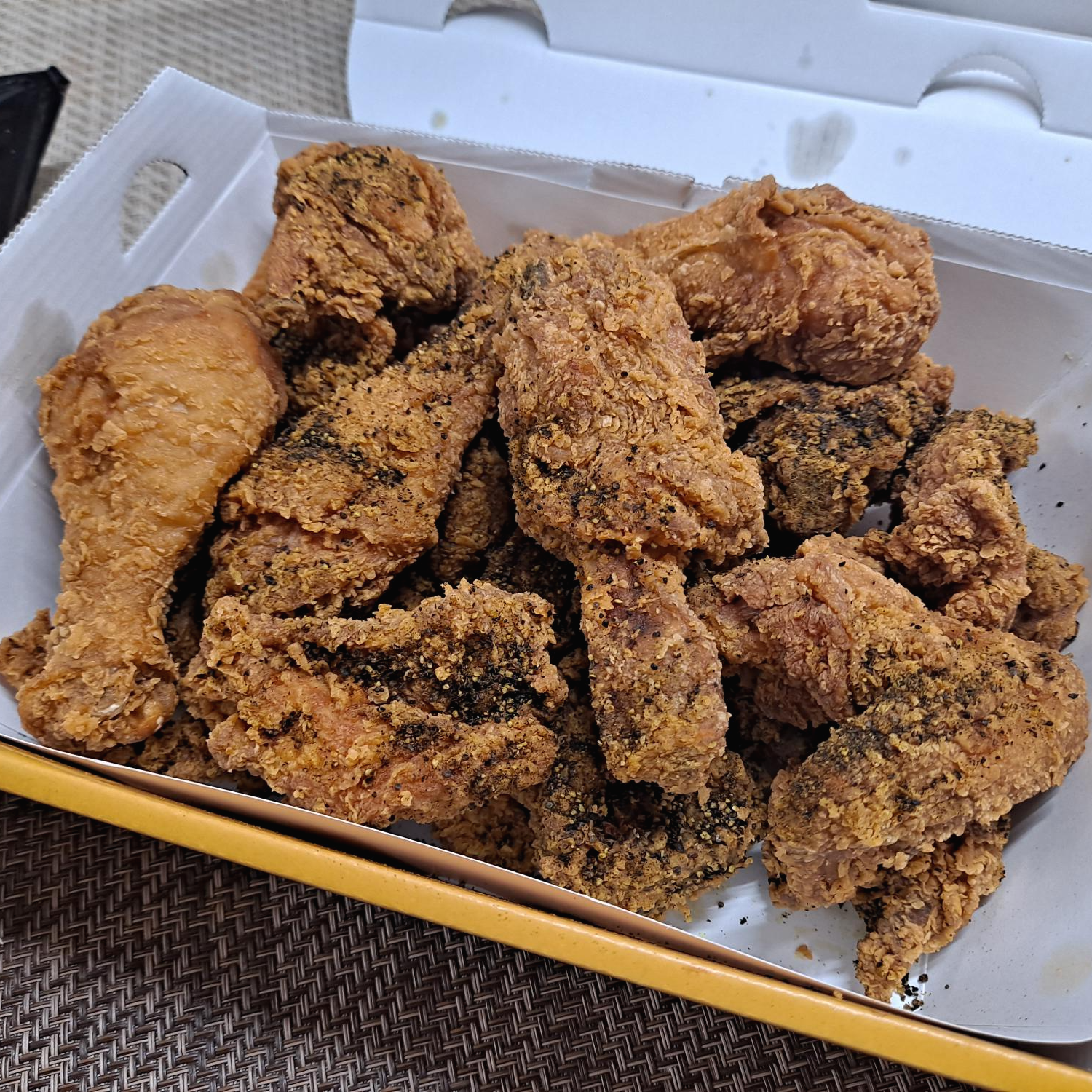  BBQ 치킨 메뉴 및 블랙페퍼 황금올리브 치킨