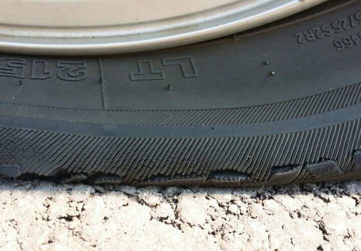 손상된 타이어
