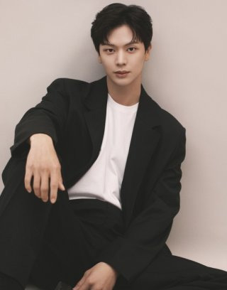 배우 육성재