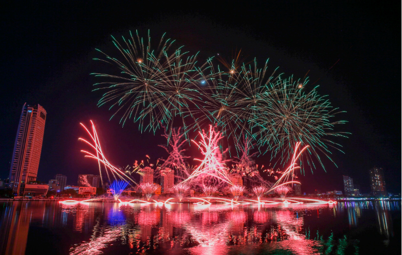 img src="베트남_다낭_불꽃놀이.jpg"alt"베트남 다낭 불꽃놀이 축제 2025 개막"