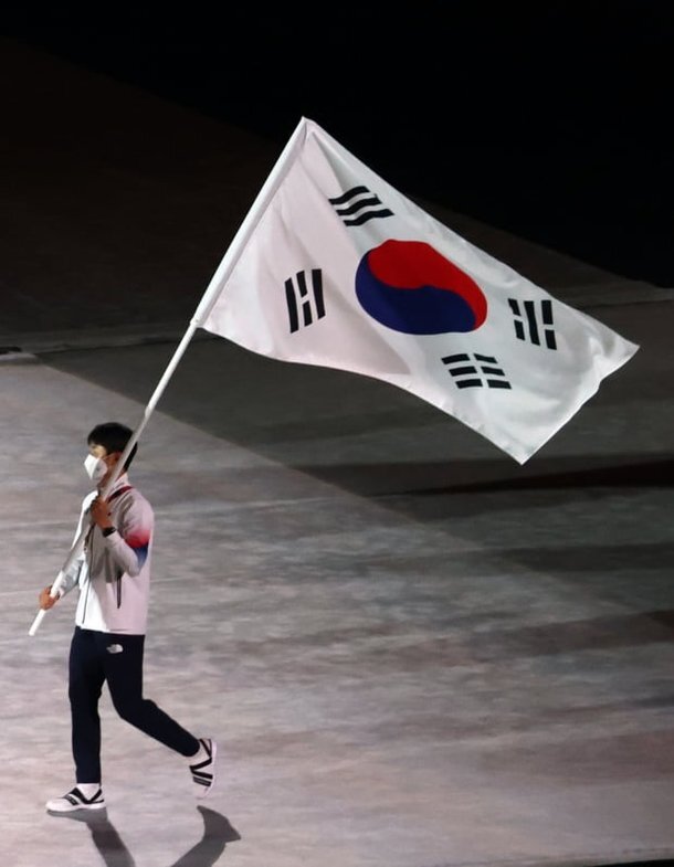 8일 도쿄 신주쿠 국립경기장에서 열린 2020 도쿄올림픽 폐회식에서 전웅태 선수가 태극기를 들고 입장하고 있다.
