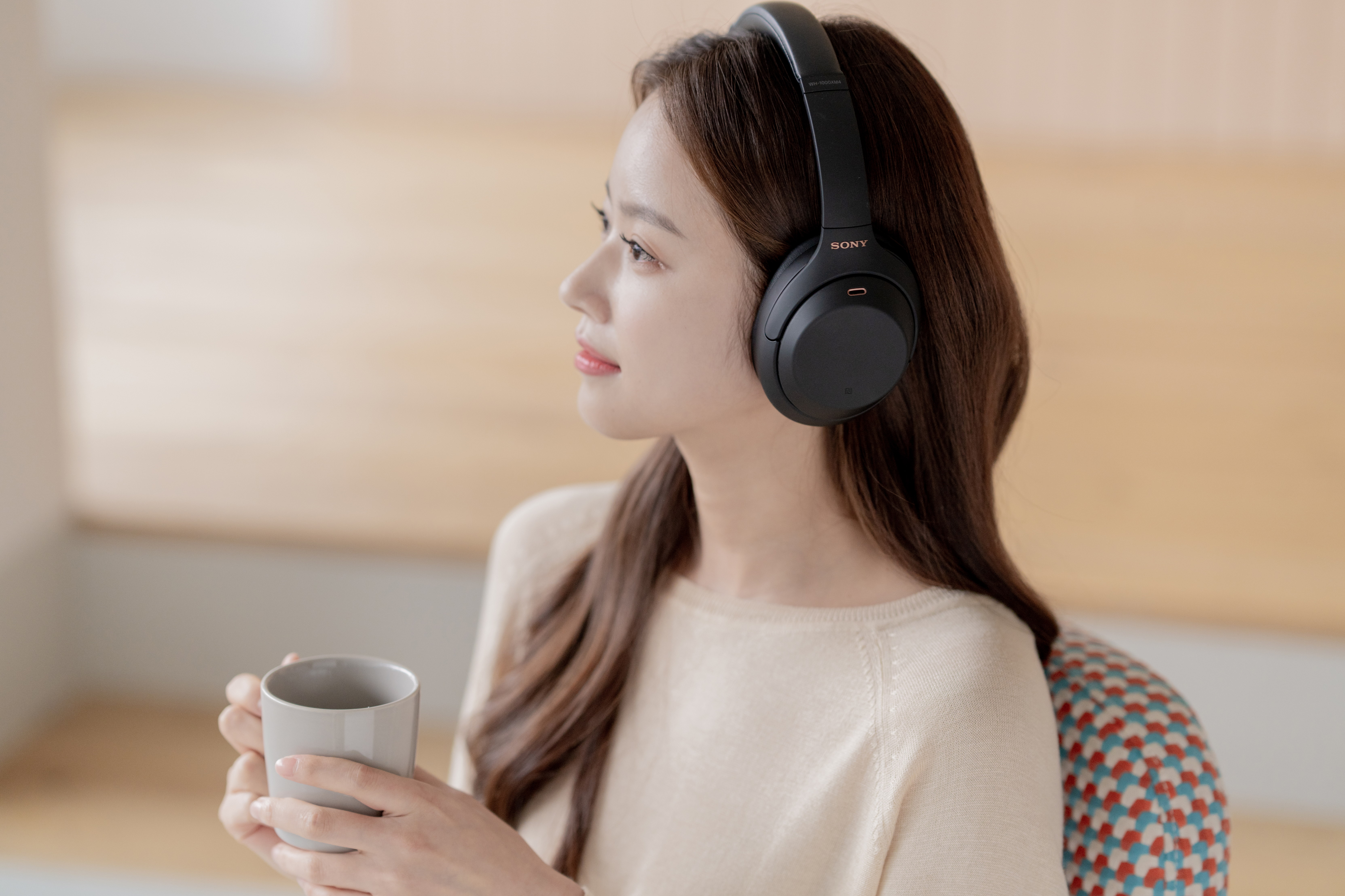 소니 헤드폰 WH-1000XM4으로 음악을 감상하는 모습
