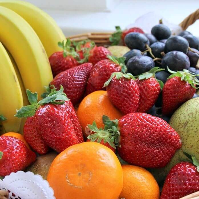 딸기, 귤, 바나나, 포도 등 푸짐하게 쌓여있는 과일들