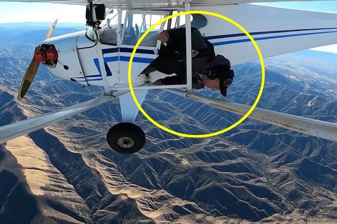 유튜버 트래버 제이콥(29)이 경비행기에서 뛰어내리는 모습