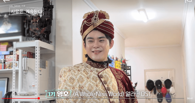 오페라 무대의상을 입고 있는 나는솔로 1기 영호의 최용호