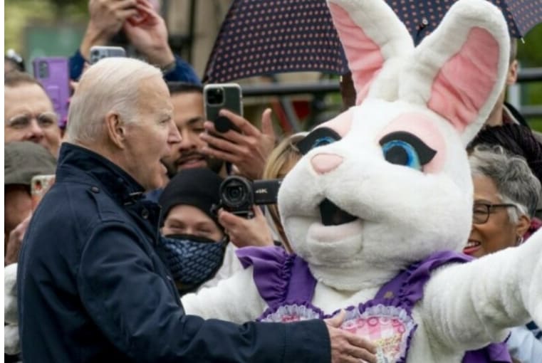 바이든을 혼란스럽게 하는 백악관 토끼 VIDEO: Bunny Distracts Confused President Biden at White House