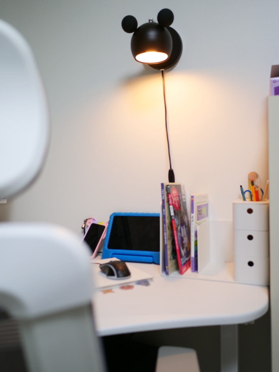 재배치로 차분하고 실용적인 아이방 인테리어 가구 28