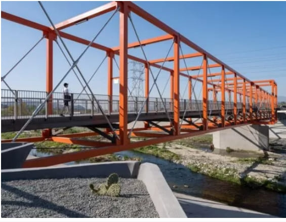 독특한 로스앤젤레스 강을 가로지르는 테일러 야드 다리 VIDEO: Taylor Yard Bridge Los Angeles River