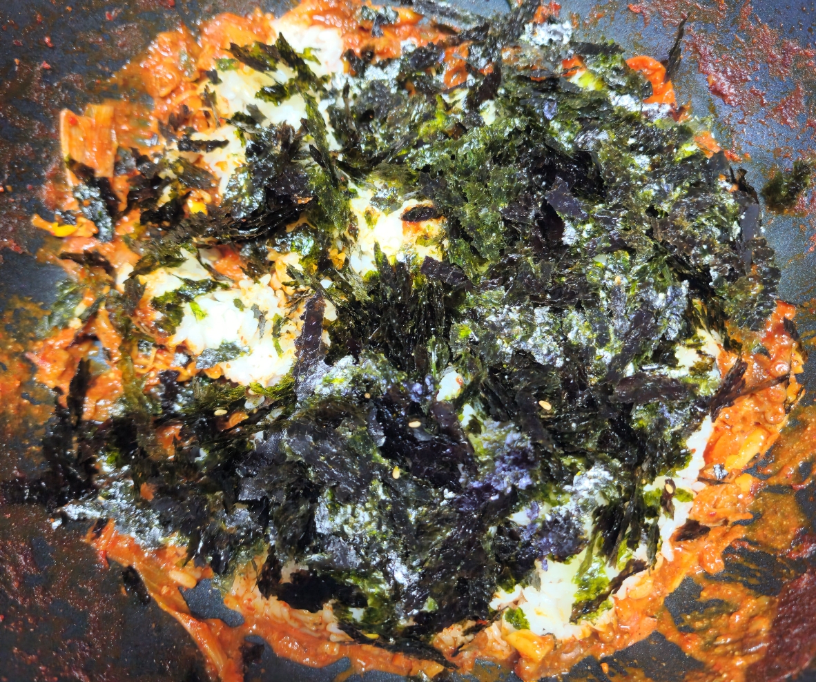 남은양념에-김가루와-밥을-넣은-모습